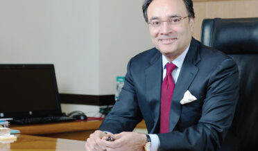 "پاکستان کی معیشت مستحکم ہو رہی ہے، نجکاری، ٹیکس اصلاحات اور سرمایہ کاری میں اضافہ ہی ترقی کا راستہ ہے۔" — محمد اورنگزیب